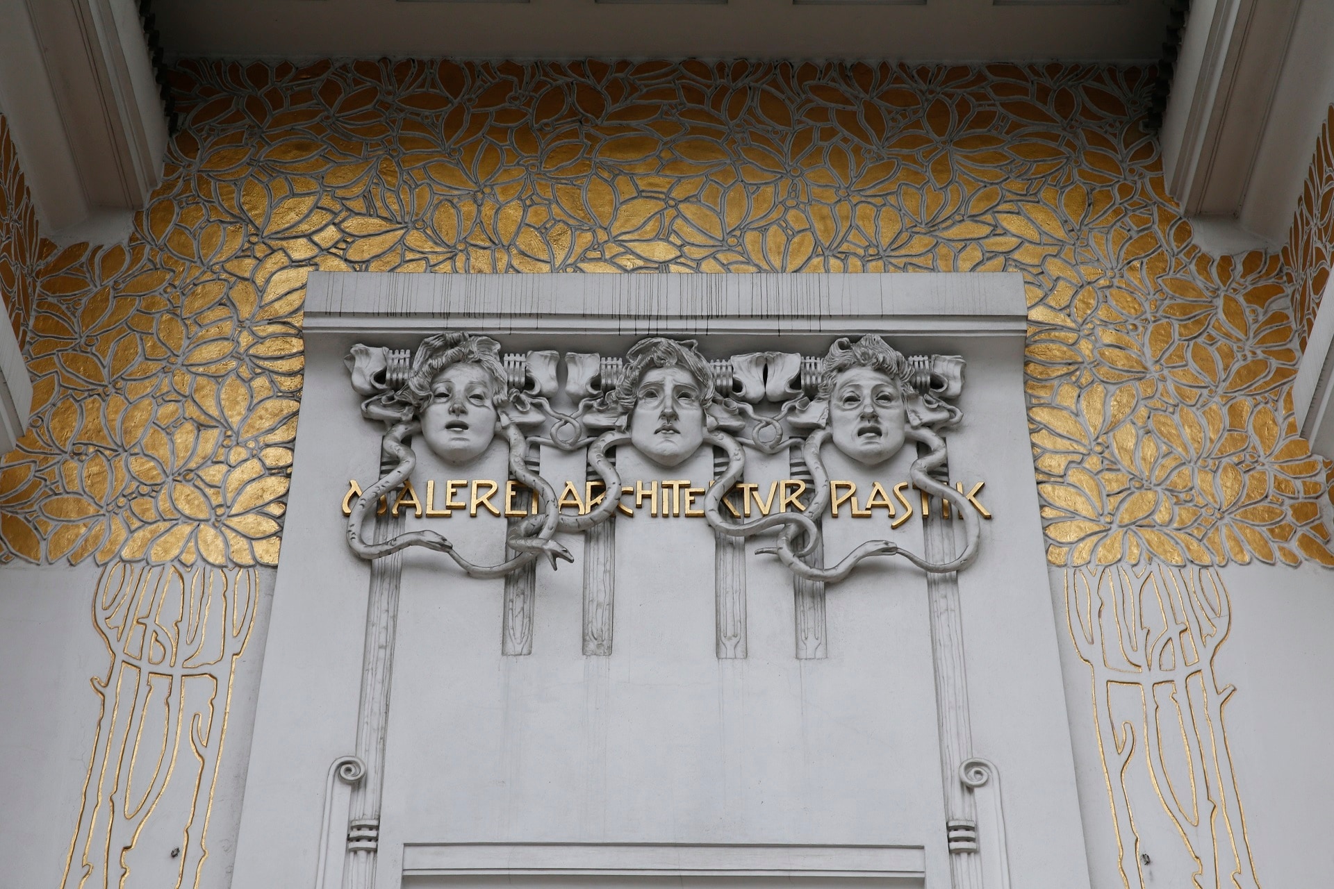 Particolare della decorazione della facciata esterna di Palazzo della Secessione raffigurante le teste di tre Gorgoni, simboli di Architettura Scultura e Pittura, Joseph Maria Olbrich, 1897, Vienna, Austria